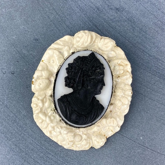 VINTAGE Black Painted Floral Cameo Brooch Pin - Picture 5 of 6